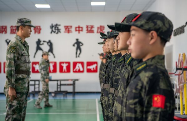 中国星配资 暑期军训火热开营，看萌娃变身“钢铁战士”