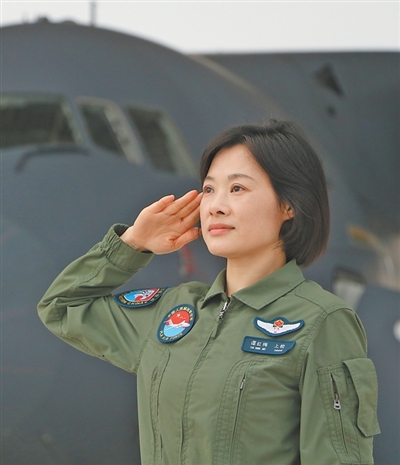 人人生 阅兵最帅女机长：不论男女，我们共同的称呼就是战斗员